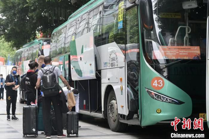 夹杂在天与地之间的林正风面色沉着冷静，正如他制衡于余顺天和地藏之间，以绝对的信念维持着秩序与正义